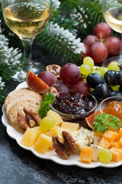 Appetizers to the holiday - cheeses, fruits and jams, vertical — Stock Photo, Image