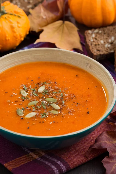 Sopa de calabaza en un tazón — Foto de Stock