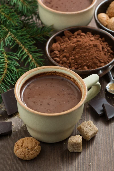 Taza de chocolate caliente y galletas de amaretti en una mesa de madera — Foto de Stock