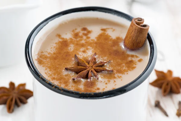 Masala-Tee in einer Tasse und Zutaten, Nahaufnahme — Stockfoto