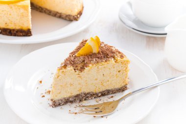 bir plaka üzerinde çikolata ile turuncu peynirli kek parçası