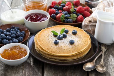 Krepler, taze meyveler ve sıkışmaları ahşap tablo