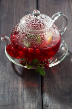 koyu ahşap masa üzerinde cam çaydanlık Berry çay