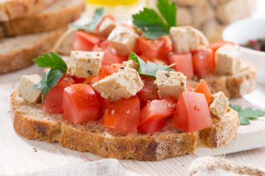 ekmek domates ve marine edilmiş beyaz peynir, closeup ile