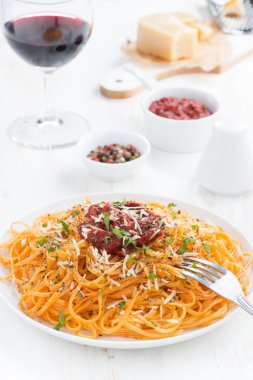 Domates soslu spagetti ve parmesan peyniri.