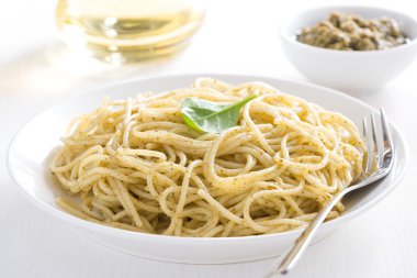 pesto ile makarna spagetti