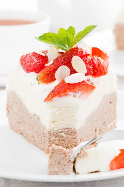 Piece of delicious cake with whipped cream and strawberries — Stock Photo, Image