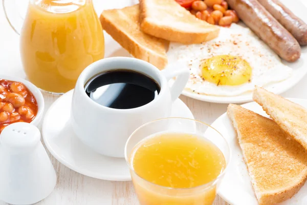 Petit déjeuner traditionnel - café, jus, œufs, pain grillé — Photo