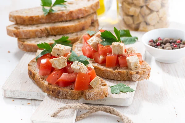 Bread with tomatoes and marinated feta — Stock Photo, Image