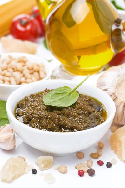 Molho pesto italiano, massas e ingredientes, vertical — Fotografia de Stock