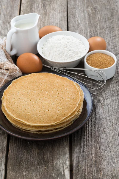 Crepes e ingredienti per la loro preparazione, verticali — Foto Stock