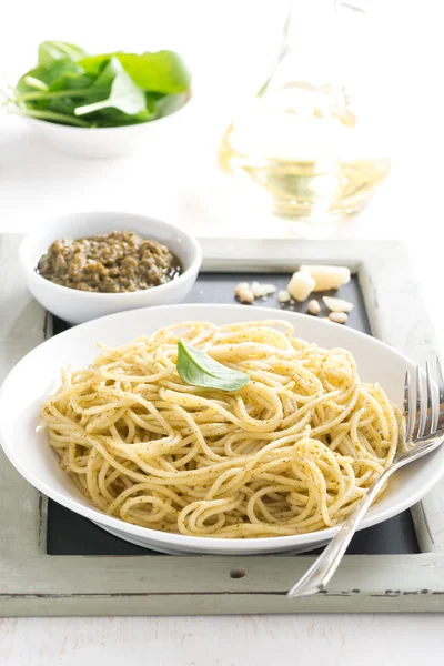 Спагетті з песто на тарілці — стокове фото