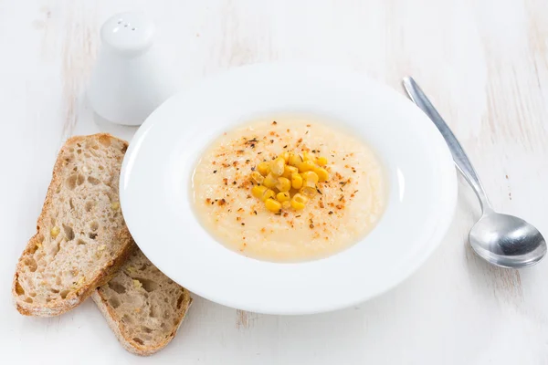 Sup jagung di piring dan roti — Stok Foto