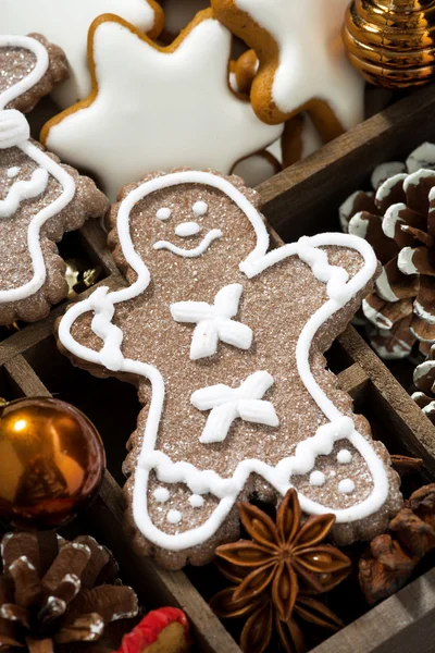 Vánoční symboly a soubory cookie v dřevěné krabici, detail — Stock fotografie