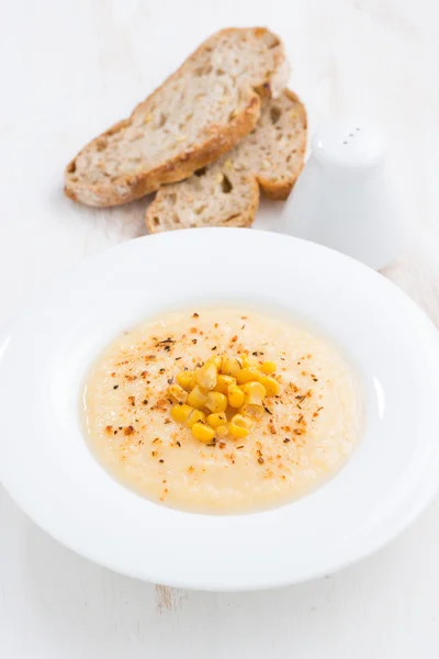 Zuppa di mais in piatto e pane verticale — Foto Stock