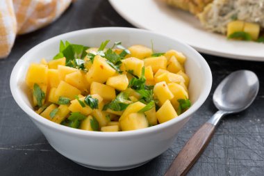 mango, kişniş ve köri salsa yapıştırın, yakın çekim