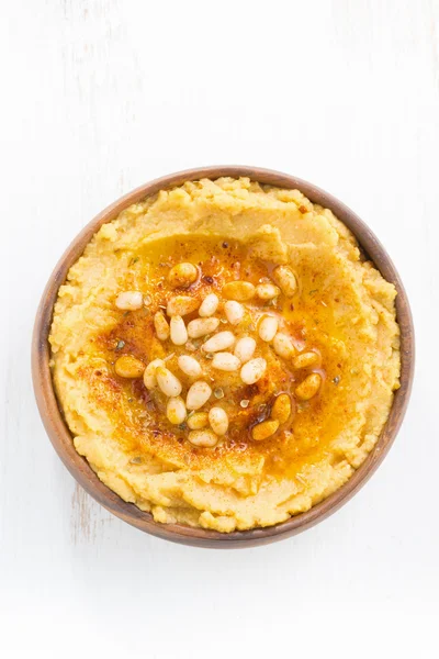 Traditionelle arabische Sauce - Hummus, von oben gesehen, senkrecht — Stockfoto