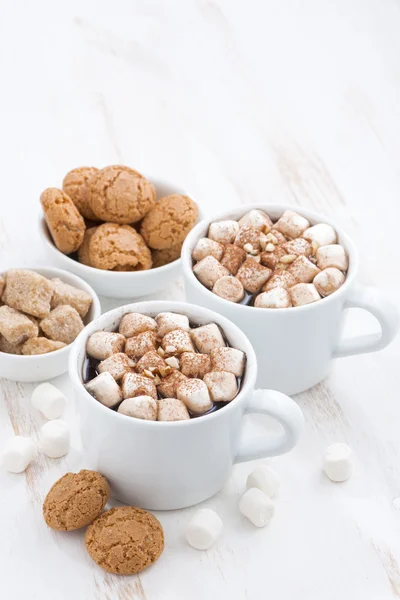 Dos tazas de cacao aromatizado con malvavisco y galletas —  Fotos de Stock