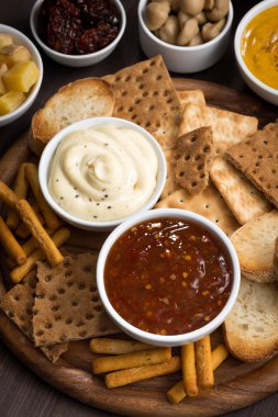 ürün yelpazesine ekmek ve meze soslar, üstten görünüm, dikey