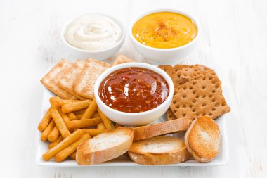 ürün yelpazesine ekmekler, kraker ve soslar masada