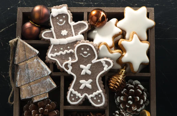 Symbole Bożego Narodzenia i ciasteczka w drewniane pudełko — Zdjęcie stockowe