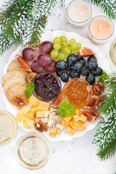 Placa de queso y fruta de delicadeza a la fiesta, vertical —  Fotos de Stock