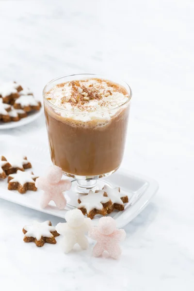 Świąteczny przyprawione dyni latte i ciasteczka migdałowe — Zdjęcie stockowe