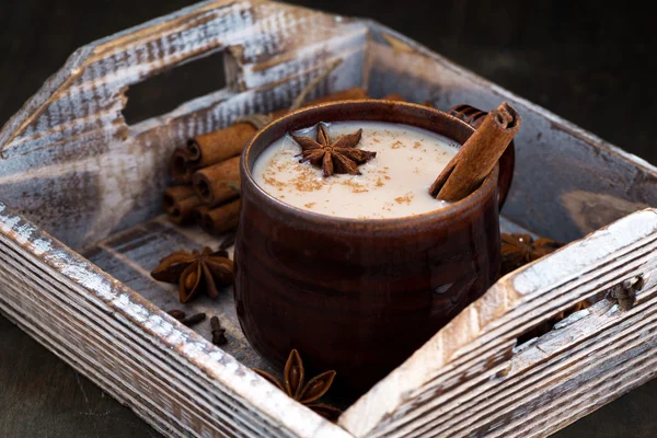 Масала чай в темной керамической кружке — стоковое фото