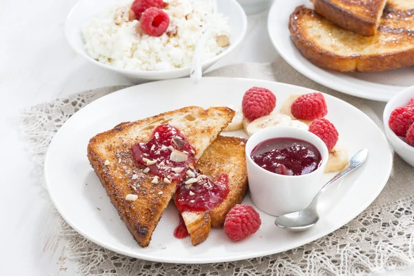 Sweet breakfast - crispy toasts with fresh raspberries, banana — Stock Photo, Image