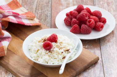 süzme peynir ile taze ahududu