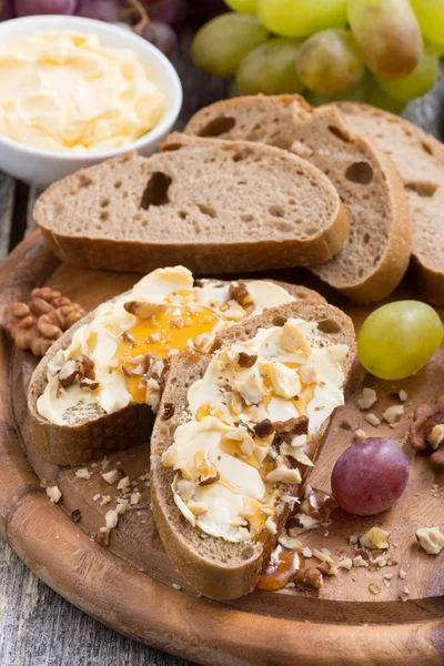 Bread with butter, honey and nuts, vertical — Stock Photo, Image