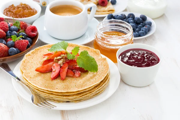 Crepes with strawberry, jams and honey — Stock Photo, Image