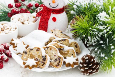 Stollen ve beyaz masa çerezleri Noel kompozisyonu