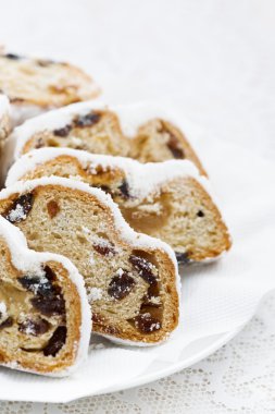 Noel Stollen dikey bir tabakta badem ezmesi ile