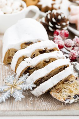 Noel Stollen ahşap bir masa ve Çerezler, closeup üzerinde