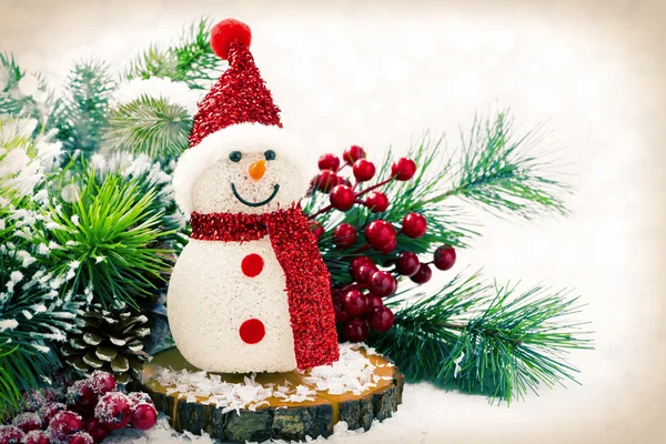 Composición navideña con muñeco de nieve y ramas de abeto — Foto de Stock