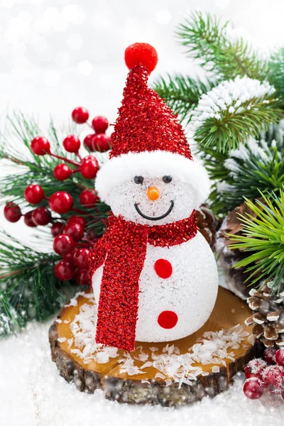 Composición navideña con muñeco de nieve y bokeh ligero, vertical — Foto de Stock