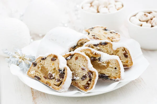 Christmas Stollen on a plate and cocoa — Stock Photo, Image