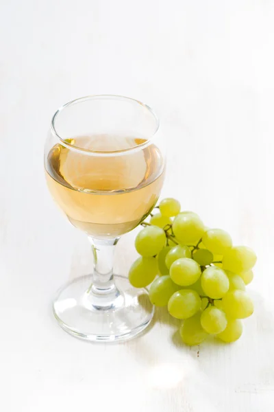 Verres de vin blanc et de raisins — Photo
