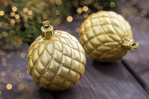 Bolas de Natal douradas no fundo de ramos de abeto — Fotografia de Stock