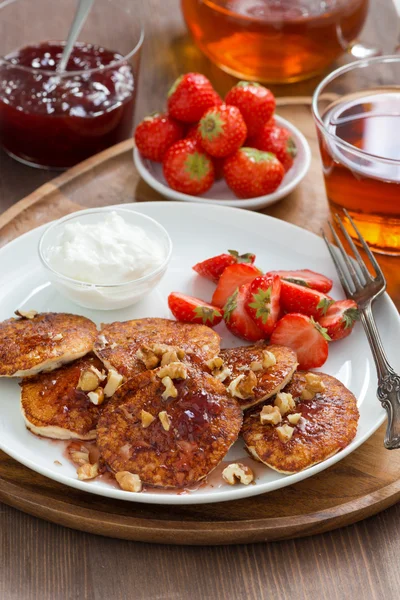 Pannkakor med färska jordgubbar och grädde, sylt och te — Stockfoto