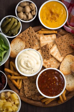 ürün yelpazesine lezzetli meze farklı soslar, üstten görünüm 