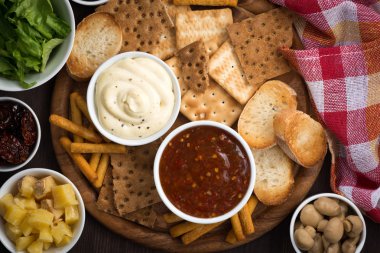 ürün yelpazesine lezzetli meze soslar, üstten görünüm