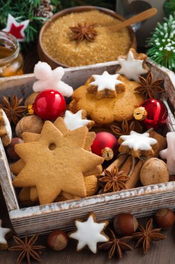 Ahşap kutu ile çeşitli Noel kurabiyeleri, baharatlar