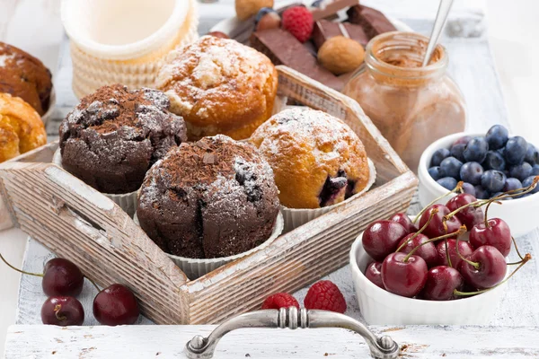 Assortiment van verse heerlijke muffins en verse bessen — Stockfoto