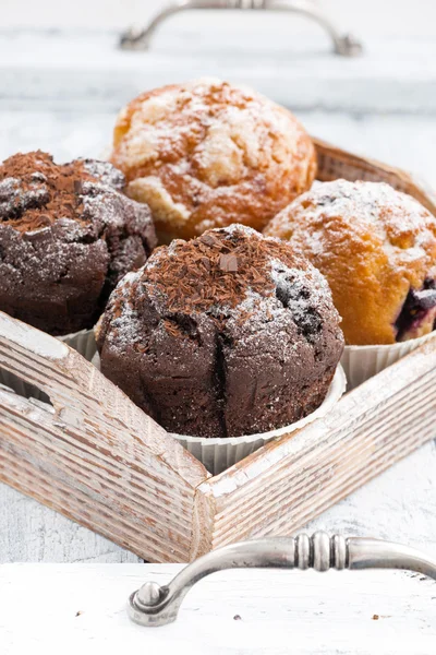 Assortiment de muffins frais délicieux, vertical — Photo