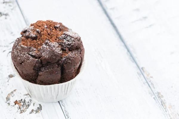 Gâteau au chocolat sur fond de bois blanc, gros plan — Photo