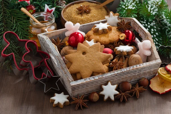 Caixa de madeira com biscoitos de Natal — Fotografia de Stock