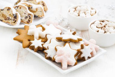 ürün yelpazesine gingerbread çerezleri, Noel Stollen ve kakao