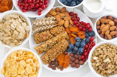 Mısır gevreği müsli barlar, taze ve kurutulmuş meyve çeşitleri